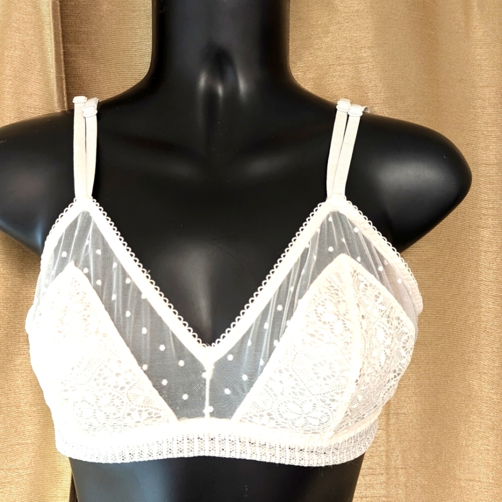 Victoria Secrets Elegant White Lacey Bralette Very Good Used Condition
